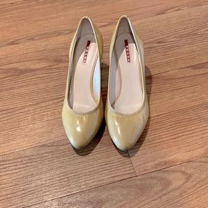 Prada mustard patent leather heel.worn yet good condition. Size 37 (u.s. Size 7)
